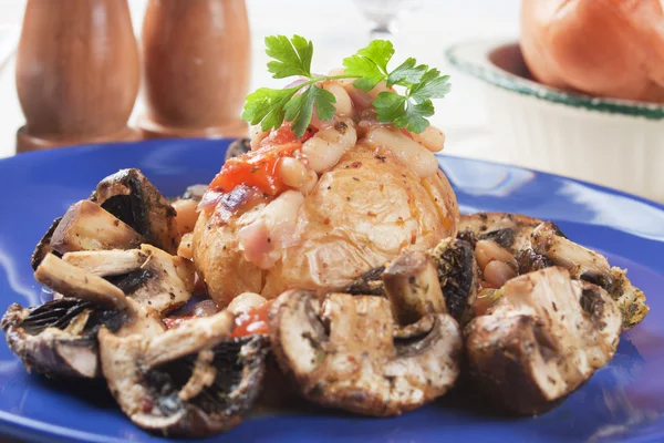 Картошка с белой фасолью и грибами — стоковое фото