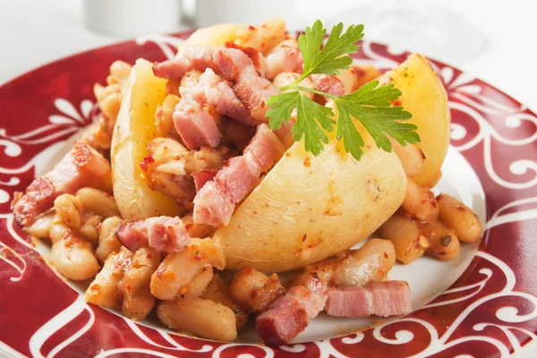 Jacka potatis med vita bönor och bacon — Stockfoto