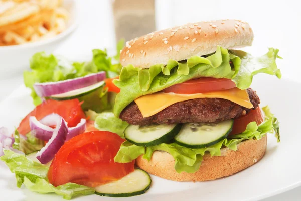 Классический гамбургер с овощным салатом — стоковое фото