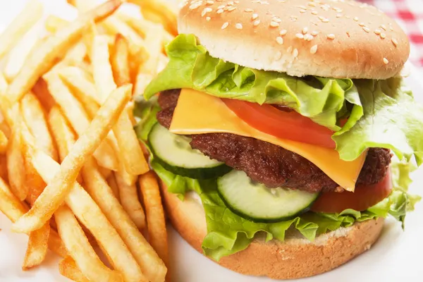 Klasszikus hamburger hasábburgonyával — Stock Fotó
