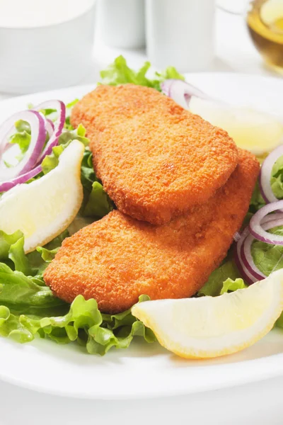 Panierte Fischsteaks mit Zitrone und Salat — Stockfoto