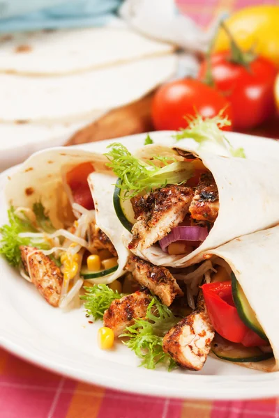 Gegrilltes Huhn und Salat in Tortilla-Wrap — Stockfoto