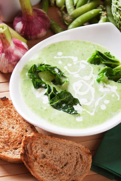 Kale ve yeşil bezelye çorbası — Stok fotoğraf