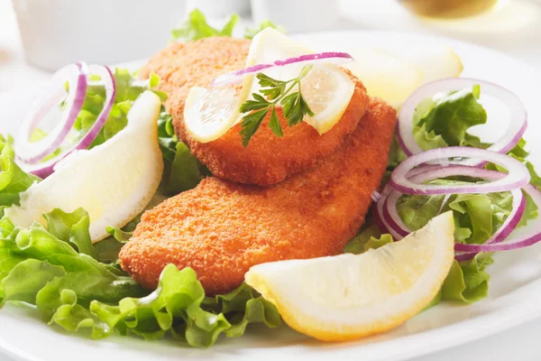 Breaded fish and lettuce — Stock Photo, Image