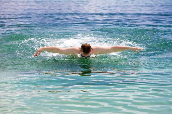 젊은 스포츠 남자 수영 바다 돌고래 스타일. — 스톡 사진