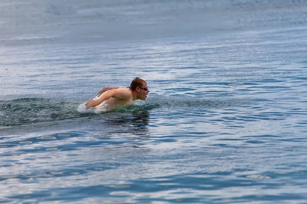 Joven deportista nada en el estilo delfín de mar . —  Fotos de Stock