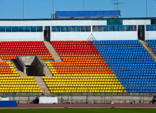 Κενές σειρές καθισμάτων σε γήπεδο ποδοσφαίρου — Φωτογραφία Αρχείου