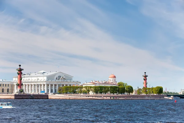 A Rússia. Petersburgo. Uma flecha de Ilha de Vasilevsky e colunas de Rostral . — Fotografia de Stock