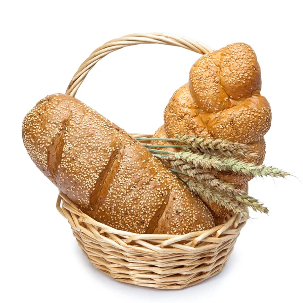 Cesta con pan sobre fondo blanco — Foto de Stock