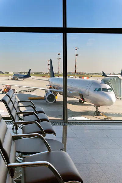 Beklenti, Havaalanı ve uçak pencerenin arkasında salonda boş koltuklar Stok Fotoğraf