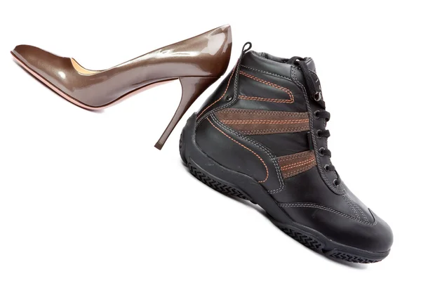 Botas de hombre y elegantes zapatos femeninos sobre fondo blanco —  Fotos de Stock