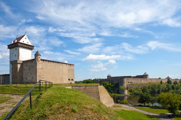Duas fortalezas antigas nos partidos do rio que é a borda. Narva, Estónia e Ivangorod atrás do rio, Rússia . — Fotografia de Stock