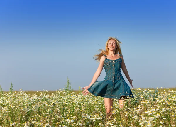 The happy young woman in the field of camomiles — Stock Photo, Image