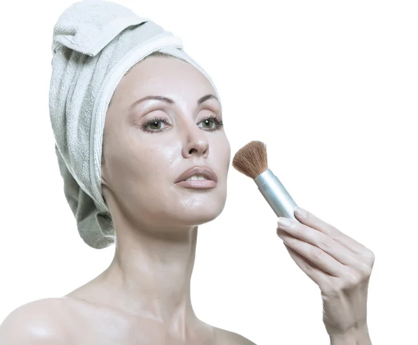 Güzel genç kadın kozmetik bir fırça ile havlu içinde — Stok fotoğraf
