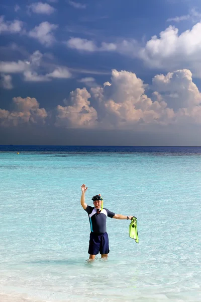Muž v moři s vybavením pro šnorchlování. — Stock fotografie
