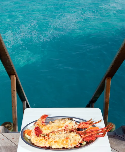 Assiette avec homard avec vue sur l'océan — Photo