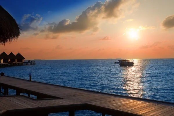 在海洋，时间日落水上别墅小岛 — 图库照片