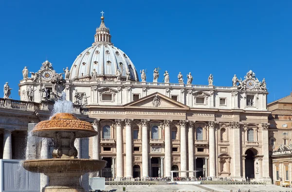 Vatikanen. En fontän framför Peterskyrkan — Stockfoto