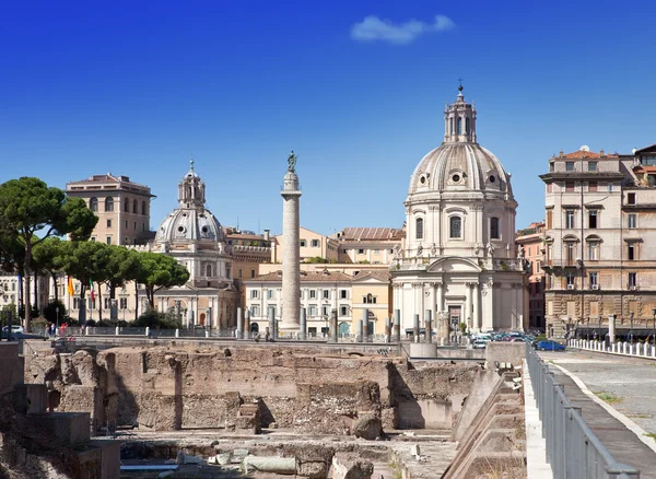 Italy. Rome. Trojan column, churches of Santa Maria di Loreto and ruins of a forum of Trajan — Stock Photo, Image