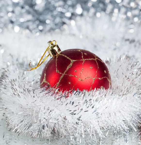La palla di anno nuovo rosso su uno sfondo argentato astratto — Foto Stock