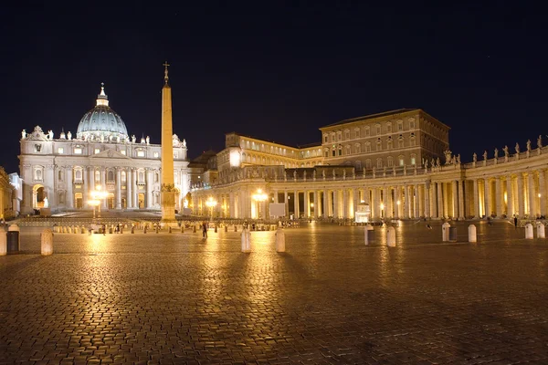 Olaszország. Róma. Vatikán. Szent Péter téren éjjel — Stock Fotó