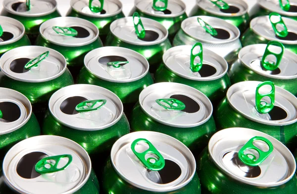 Latas de cerveza de aluminio con llaves — Foto de Stock