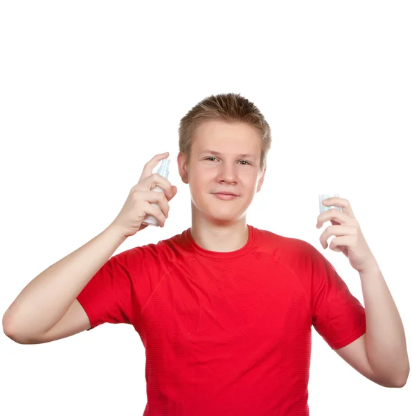 O menino, o adolescente que pulveriza perfume de fragrância — Fotografia de Stock