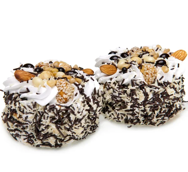 Kuchen mit Nüssen und Schlagsahne auf weißem Hintergrund — Stockfoto
