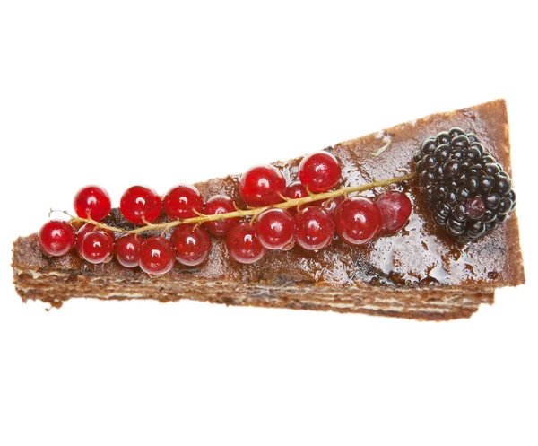 Beyaz zemin üzerine kırmızı bir kuş üzümü ile çikolatalı kek — Stok fotoğraf