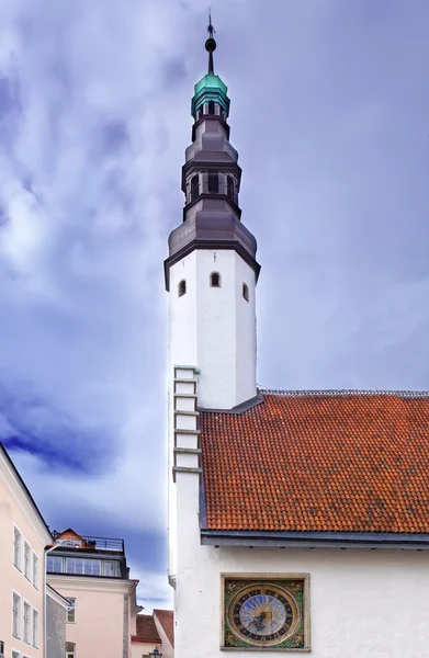 Old city, Tallinn, Észtország. Szentlélek-templom és a régi óra — Stock Fotó