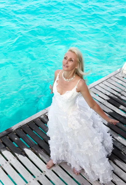 La sposa su una piattaforma di legno sul mare — Foto Stock