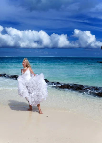 La mujer joven hermosa en el vestido de la novia a la orilla del mar —  Fotos de Stock