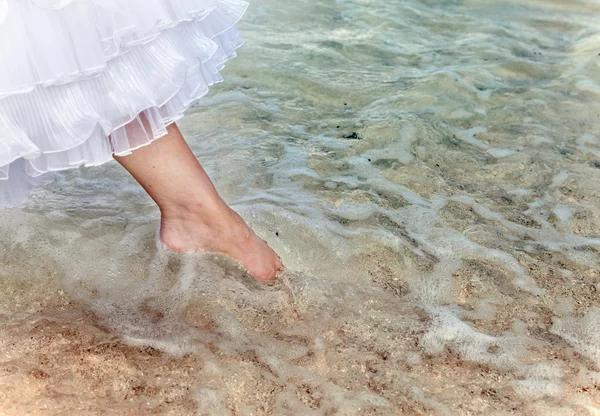 Le pied de la mariée touche l'eau dans la mer — Photo