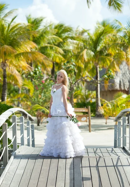 De jonge mooie vrouw in een jurk van de bruid op de brug over de zeedijk. Polynesië. Bora-Bora — Stockfoto
