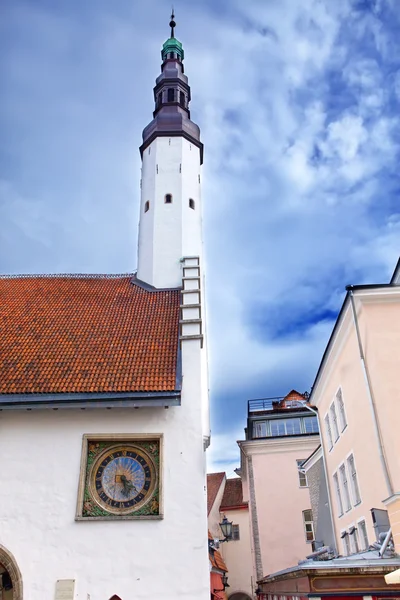 Ciudad vieja, Tallin, Estonia. Iglesia del Espíritu Santo y el viejo reloj (1684 ) — Foto de Stock