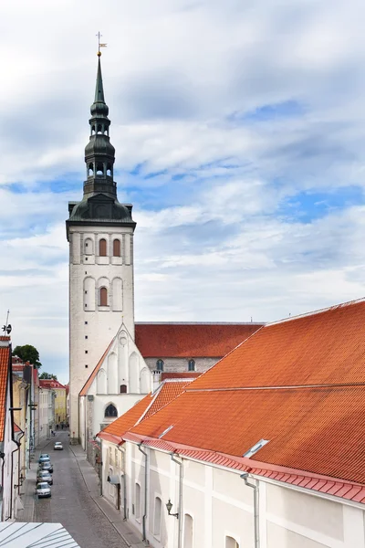 Vista de la Iglesia de San Nicolás (Niguliste). Ciudad vieja, Tallin, Estonia — Foto de Stock