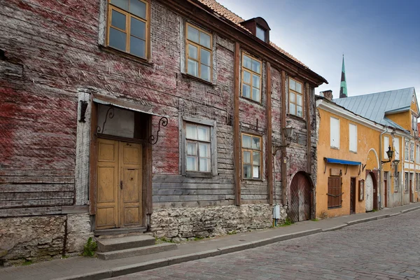 Oude huizen op de straten van de oude stad. Tallinn. Estland. — Stockfoto