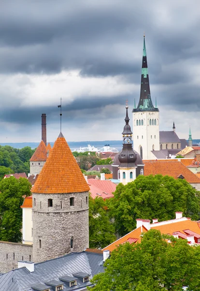 Zobacz stare dachy miasta w burzy grzmot. Tallin. Estonia. — Zdjęcie stockowe