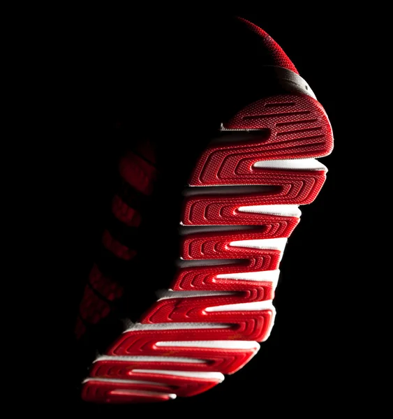 Suela de zapatilla, vista de un pie que cae desde abajo — Foto de Stock