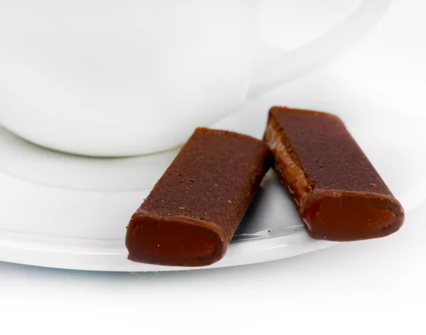 Schokoladenkekse neben einer Kaffeetasse — Stockfoto