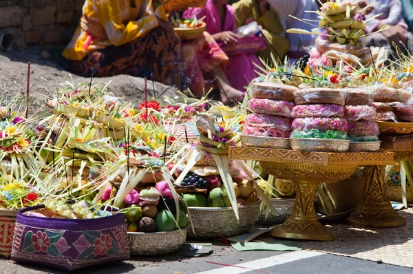 Indonesien. gåvor till gudarna på en religiös högtid — Stockfoto