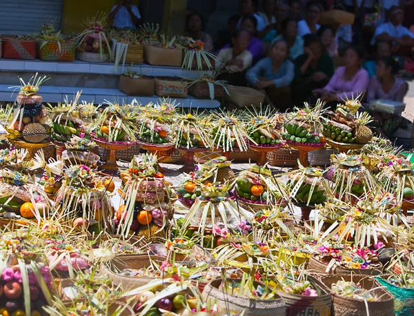 Indonesien. gåvor till gudarna på en religiös högtid — Stockfoto