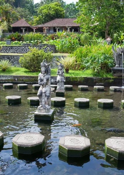 印度尼西亚巴厘皇家游泳池(Taman Tirta Gangga)) — 图库照片