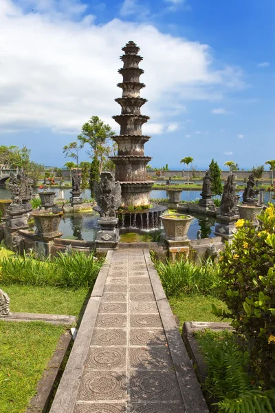 Fontaine dans les bains impériaux. (Taman Tirta Gangga) Bali, Indonésie — Photo