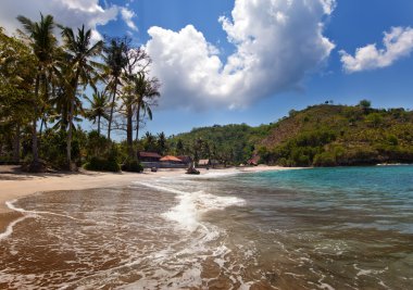 Kumsalda dağlar ve okyanus üzerinden görüntüleyin. Endonezya, bali