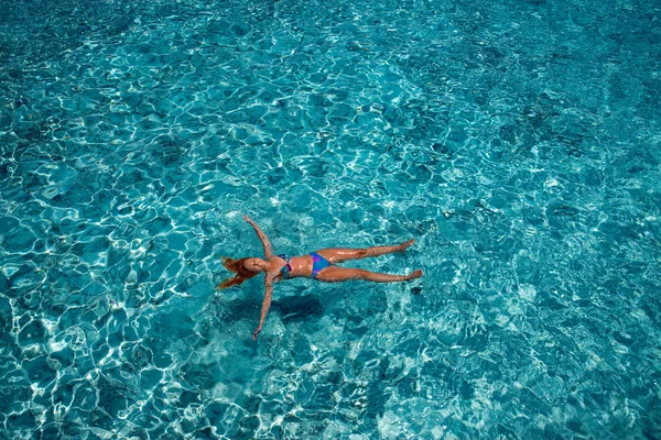 Ung kvinna bada i havet — Stockfoto