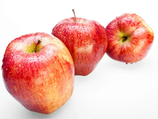 Три сочных яблока — стоковое фото