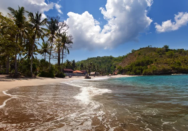 查看从沙滩上高山和海洋。印度尼西亚巴厘岛 — 图库照片