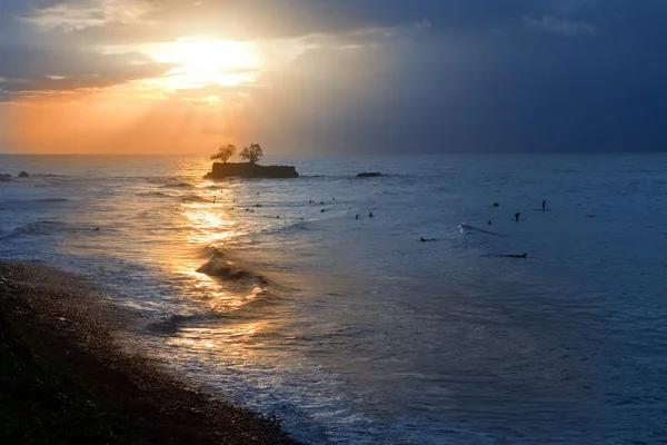 Oceano ao pôr-do-sol. Polinésia. Taiti. — Fotografia de Stock