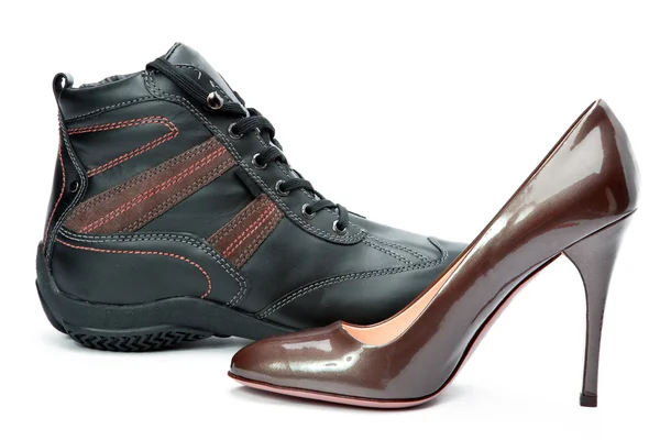 Pánské boty a elegantní ženské boty na bílém pozadí — Stock fotografie